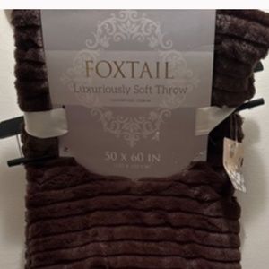 Luxuriously Soft Throw NWT -dk brown  50 in x 60 in
